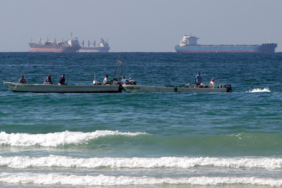 Valtava konttialus Dubain Jebel Alin satamassa