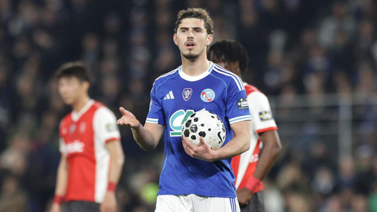 جواكين بانيكيلي بقميص راسينغ كلوب دي ستراسبورغ