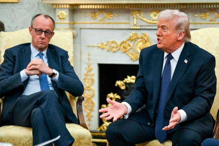 Cover: International relations – much like on the badminton court