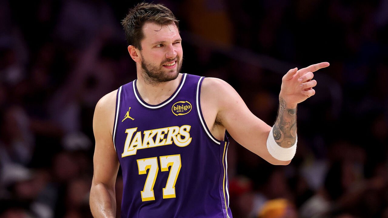 Luka Doncic gaat richting de basket tegen de Brooklyn Nets