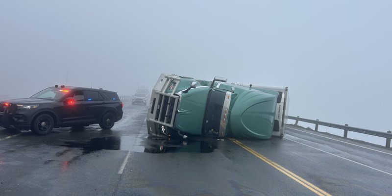 Choque de tráiler en la Carretera Transcanadiense cerca de Doe Hills