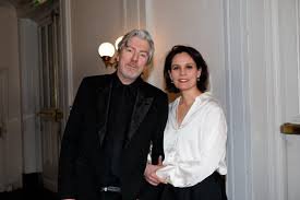 Igone de Jongh und Ruud de Wild Hand in Hand