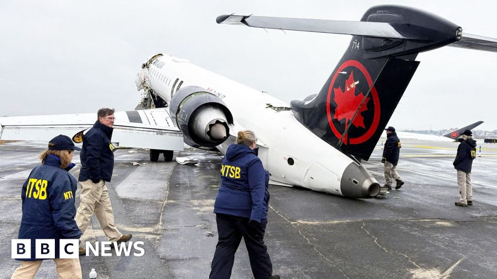 صورة من موقع حادث تحطم الطائرة في مطار لاغوارديا