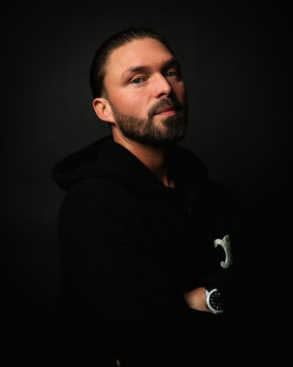 Gilli on stage during a concert