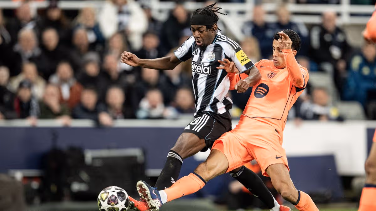 Anthony Elanga durante el Newcastle vs Barcelona