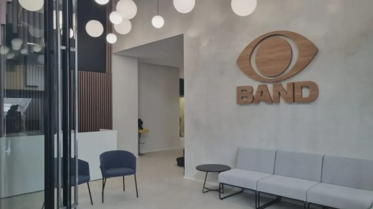 Logo von Band vor dem Hintergrund der Veränderungen beim Radiosender BandNews FM