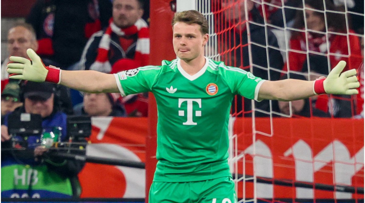 Jonas Urbig FC Bayern Münchenin paidassa