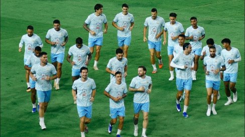 Persib Bandung Spieler trainieren lächelnd