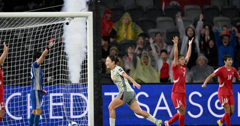Kinas spillere jubler etter mål mot Nord-Korea i Sydney