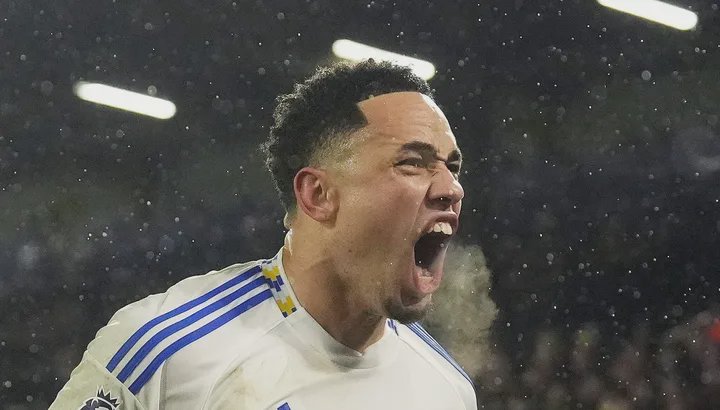 Acción del partido entre Leeds United y Norwich City en Elland Road