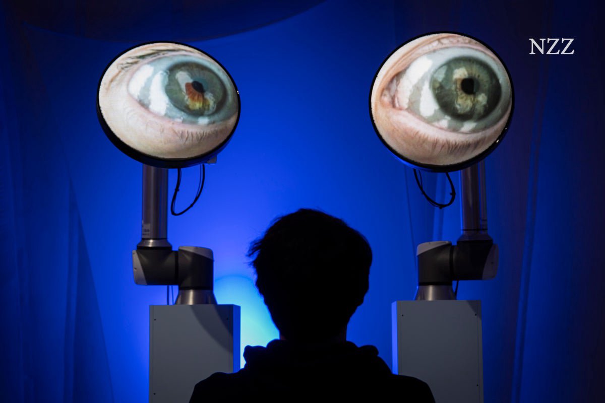 Vierailijat kokeilevat Phänomena-näyttelyssä Dietikonissa