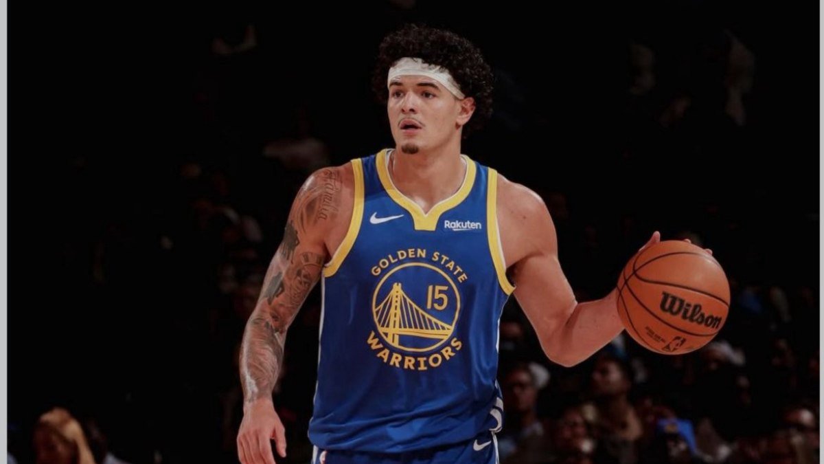 Vy över mötet mellan Warriors och Nets på planen