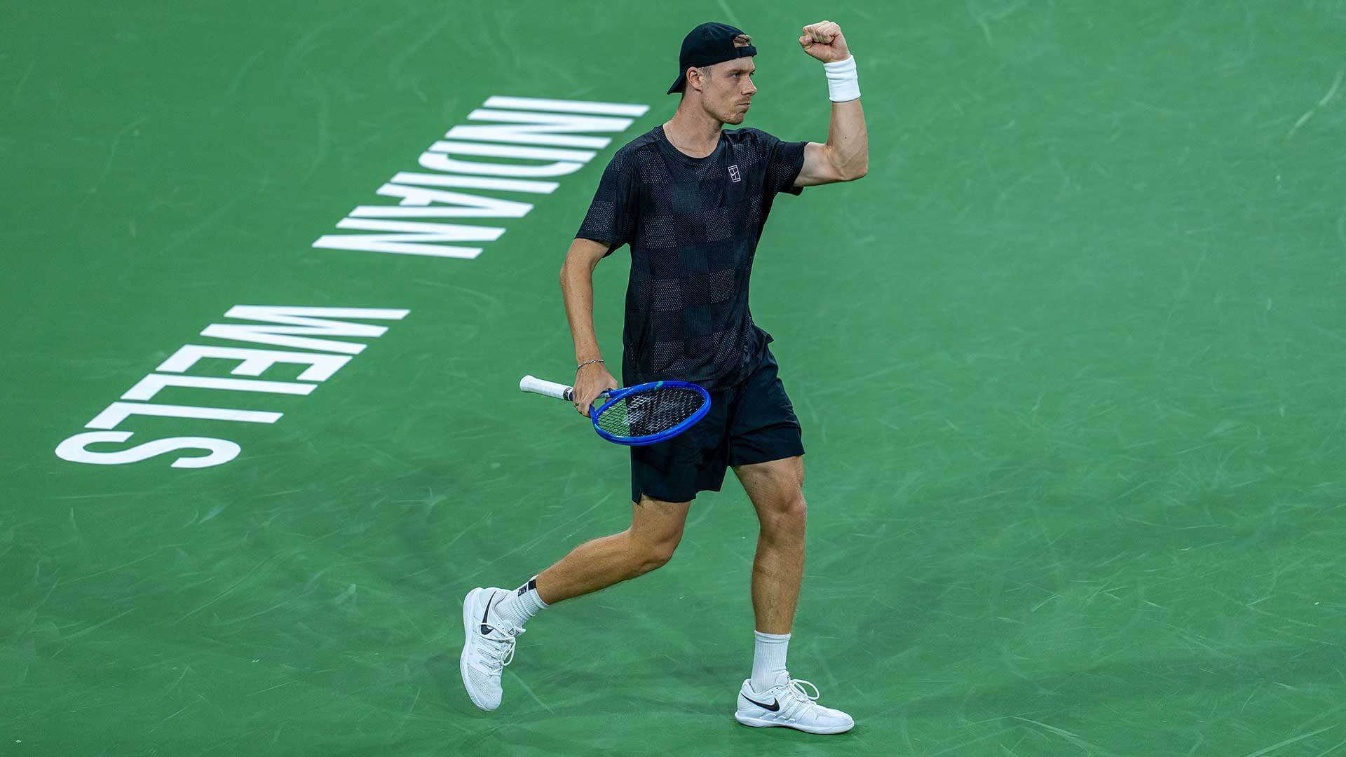 Denis Shapovalov jubelt nach seinem Sieg gegen Stefanos Tsitsipas in Indian Wells