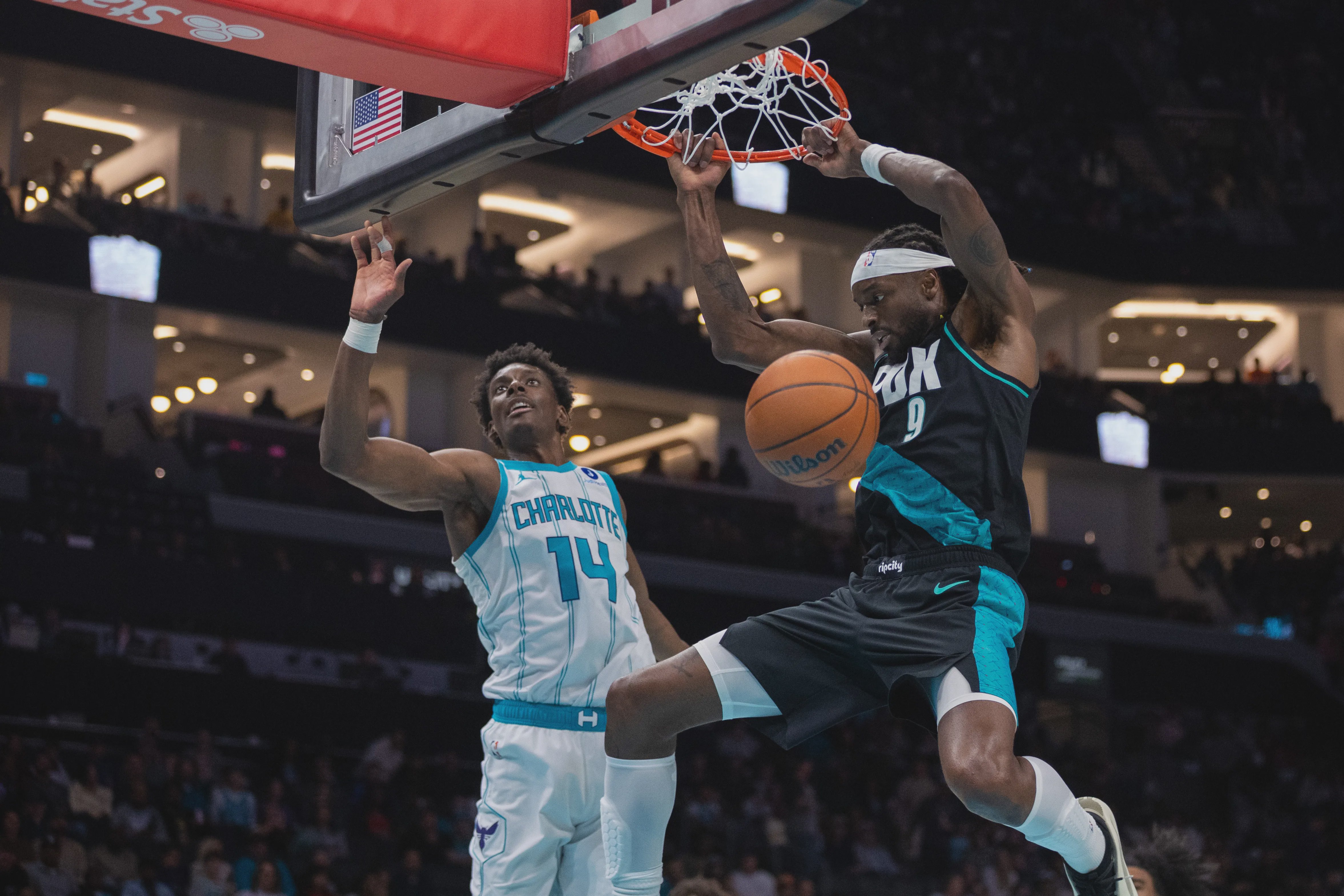 Trail Blazers vs Hornets game action