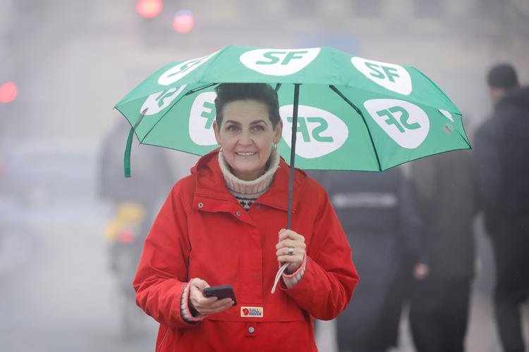 Pia Olsen Dyhr et les affiches électorales de SF sont installées dans les rues