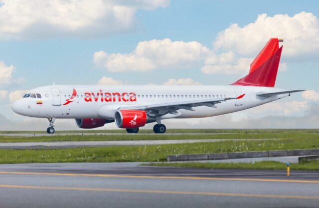 Avión de Avianca en pista