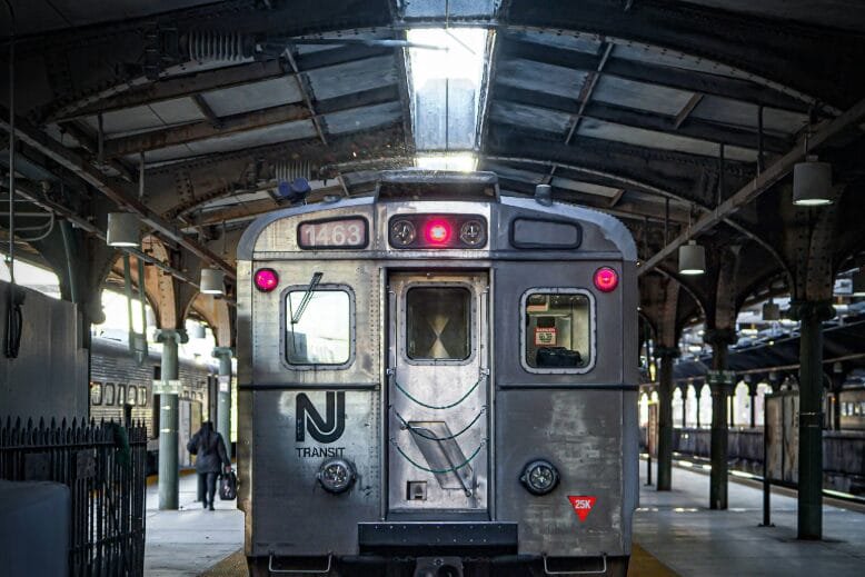 La Pesadilla del Portal Bridge de NJ Transit: Cómo Sobrevivir al Caos Ferroviario en 2026