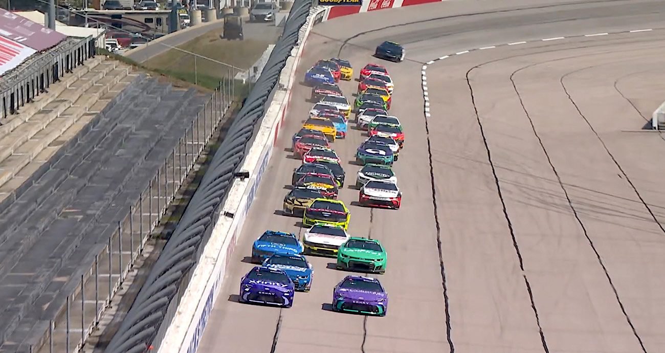 The field thunders into Turn 1 at Darlington