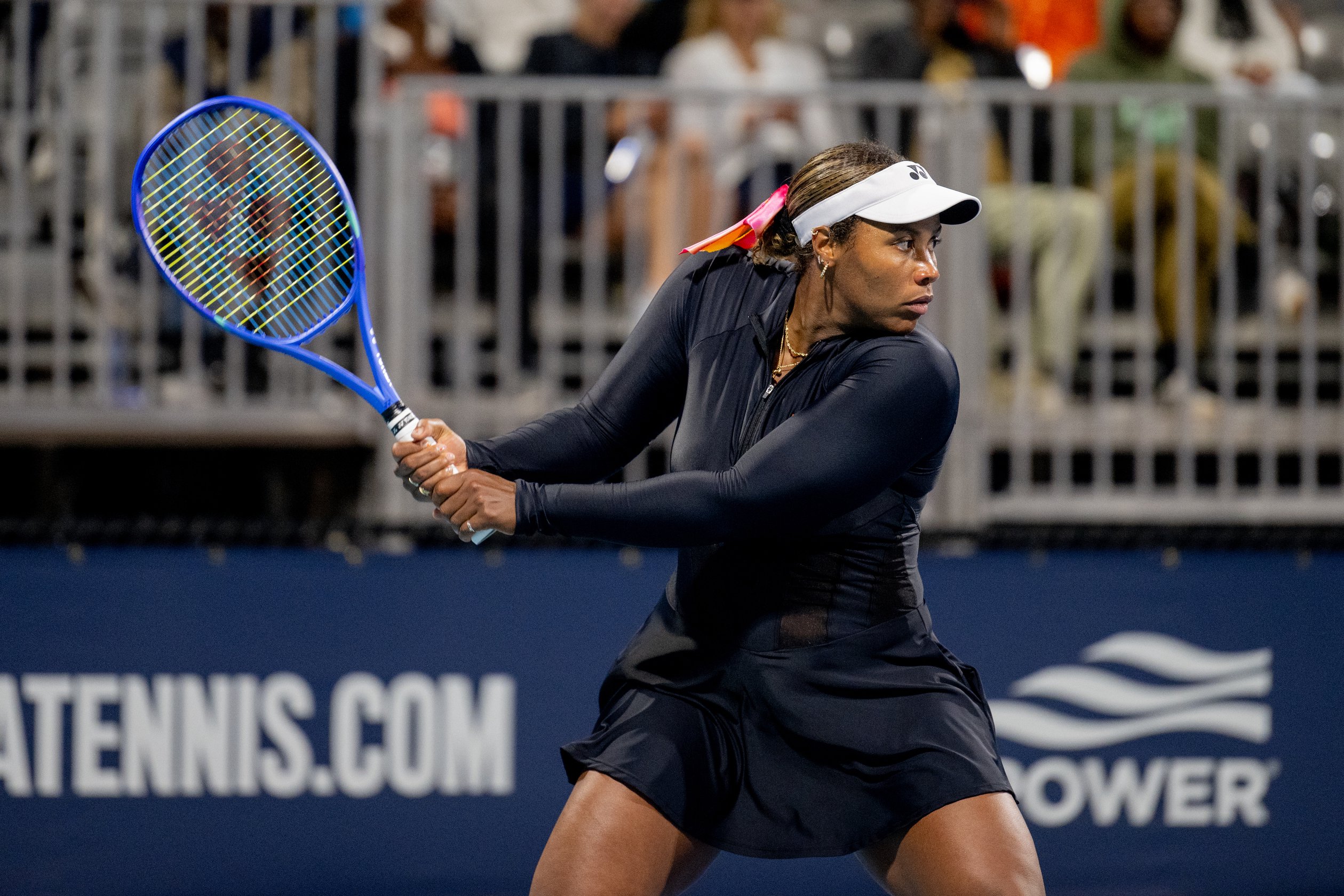 تايلور تاونسند تعيد كرة خلال مباراتها في الدور الأول ببطولة ميامي المفتوحة