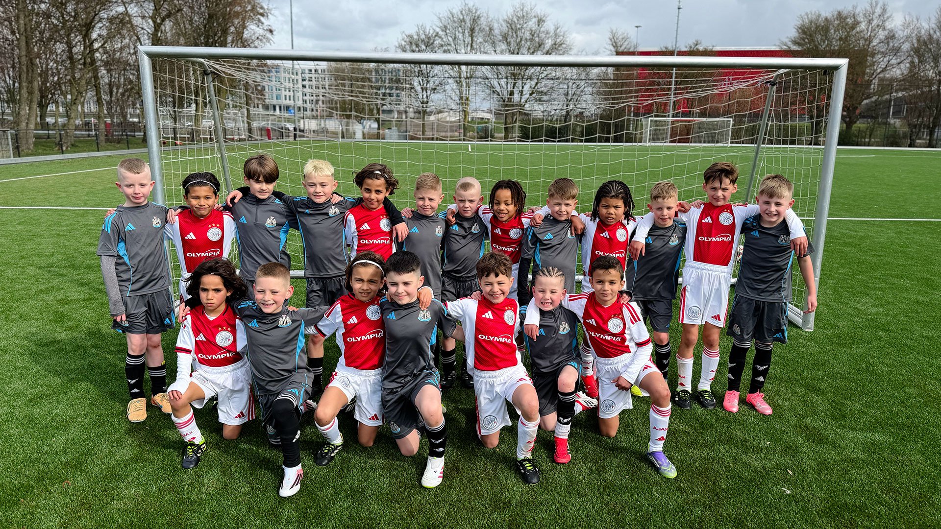 Ajax O8 in actie tegen Newcastle United