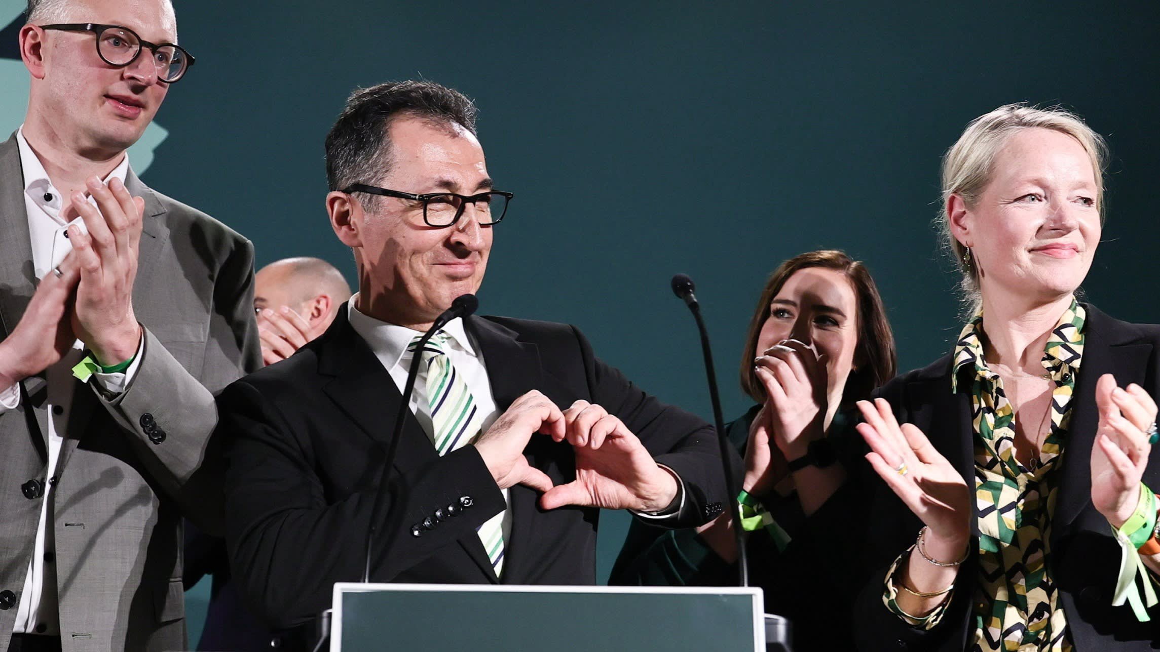 جيم أوزدمير خلال فعالية انتخابية