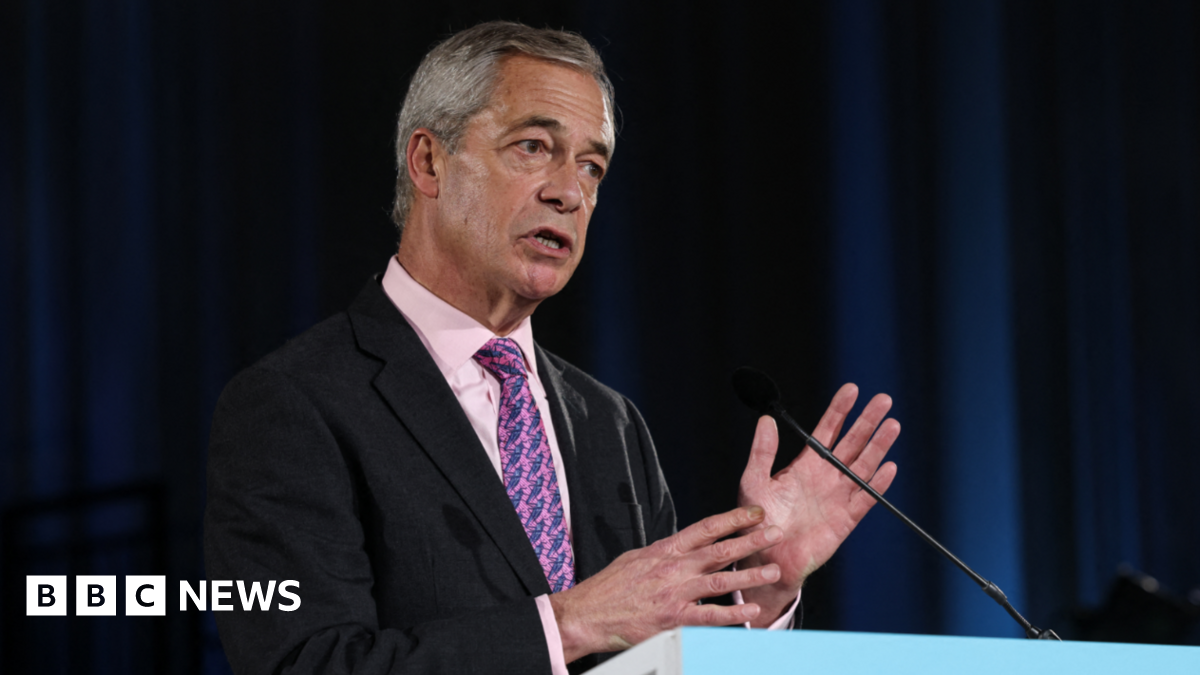 Nigel Farage spricht auf dem Vorplatz einer Tankstelle
