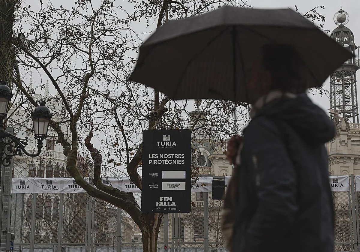 Plaza del Ayuntamiento de Valencia preparada para la mascleta