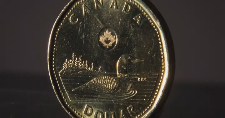 Um trabalhador canadense sorrindo enquanto segura um contracheque, simbolizando o aumento do salário mínimo federal.