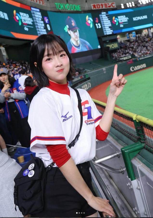 لقطة متداولة للان لان وهي تبتهل وعيناها مغمضتان