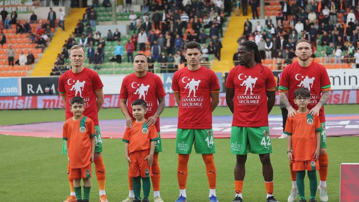 Alanyaspor and Kocaelispor in action at the stadium