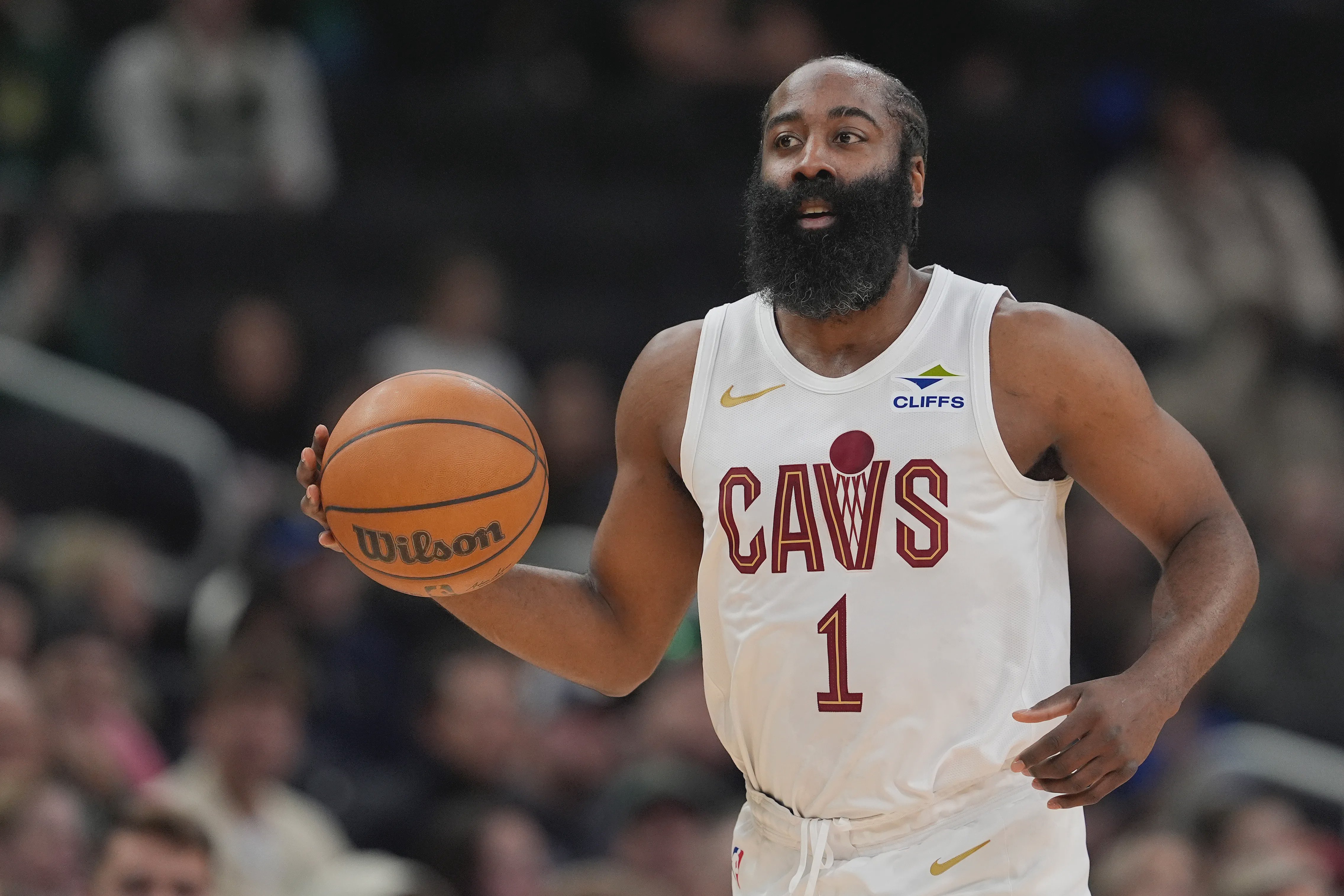 Evan Mobley und James Harden im Einsatz gegen die Bucks