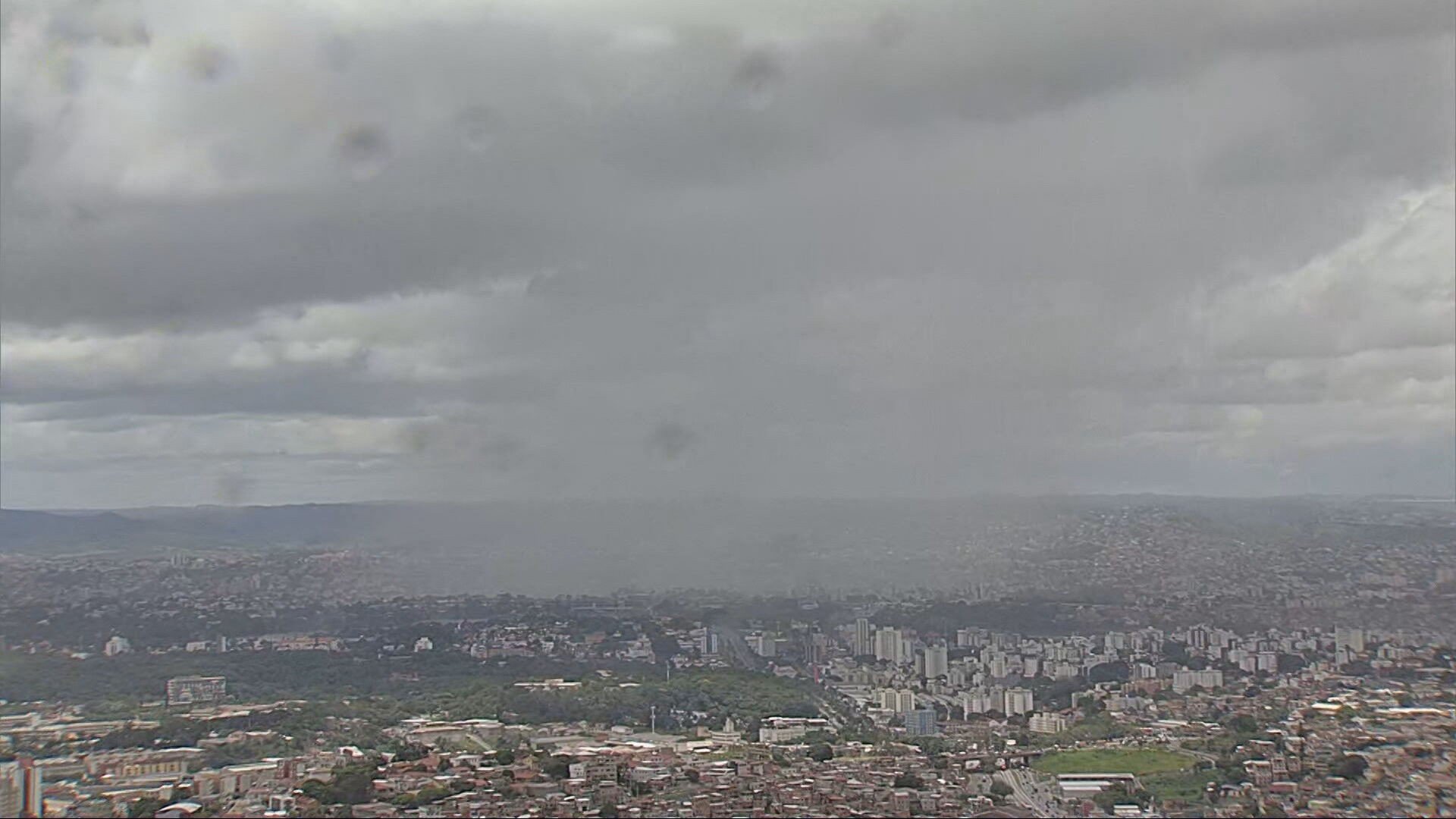 Dunkler Himmel über Belo Horizonte vor dem Unwetter
