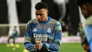 Santiago Bernabéu bei Nacht beleuchtet