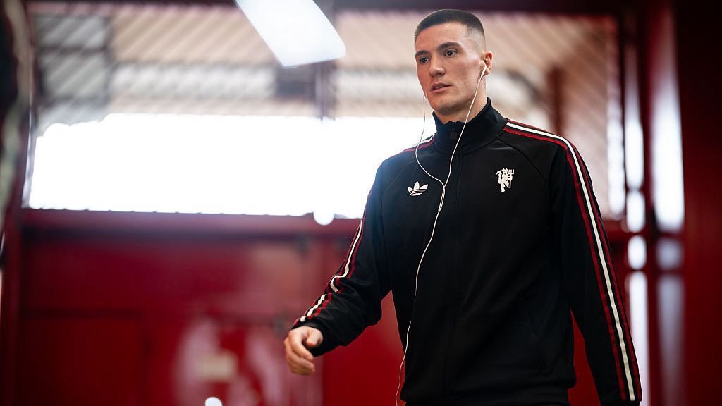 لاعبو نيوكاسل يونايتد ومانشستر يونايتد أثناء المباراة