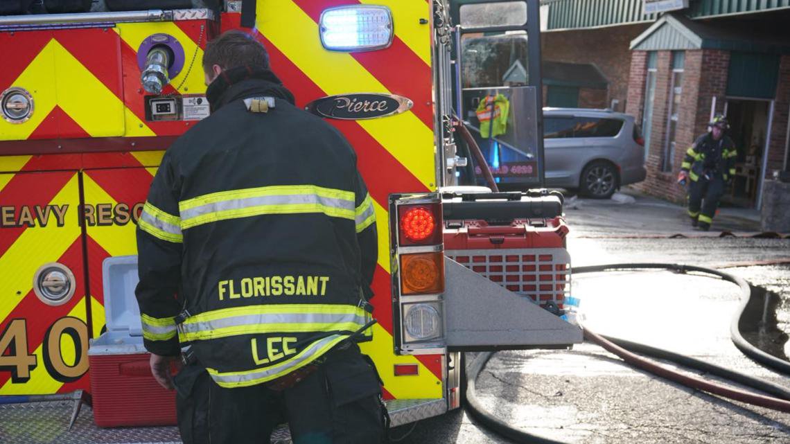 فرق الإطفاء تستجيب لحريق مبنى في سانت لويس