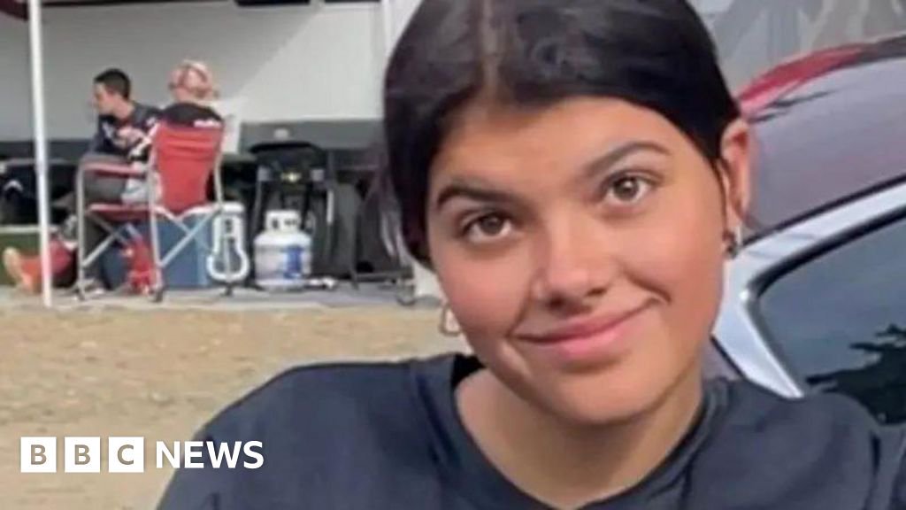 شاطئ في كغاري (جزيرة فريزر) مع تكوين صخري