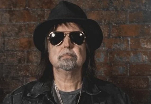 Phil Campbell opptrer på scenen i april 2025
