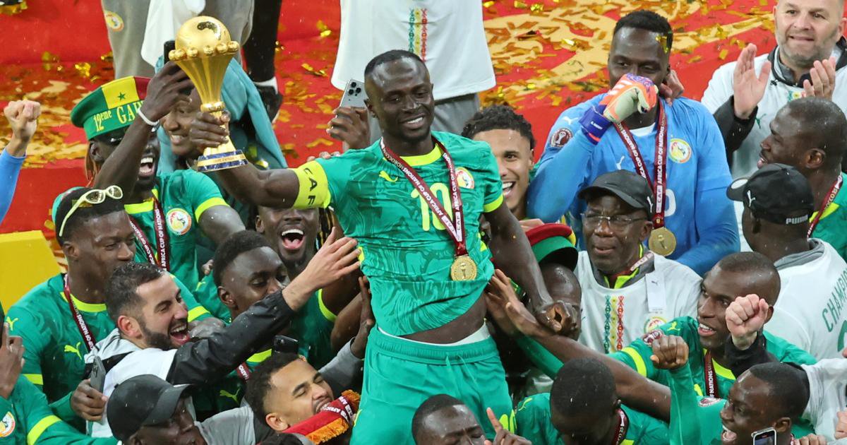 اللاعبون المغاربة يرفعون كأس أمم إفريقيا