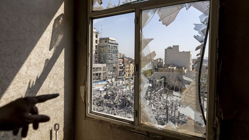 中東での攻撃報道後、立ち上る煙