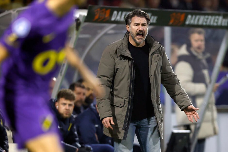 كارل هوفكينز خلال اجتماع مع ناك