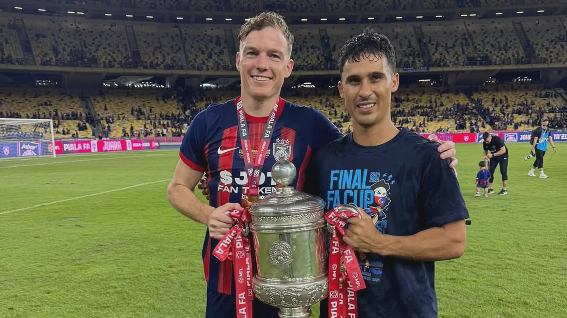 肖恩·勞瑞與馬修·戴維斯為柔佛達魯塔克欣慶祝進球