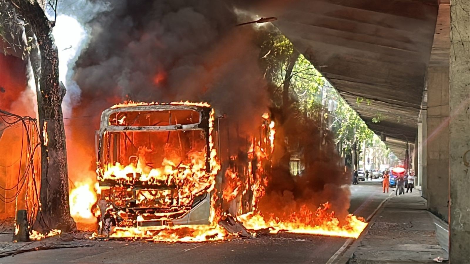 Bus set on fire during an operation in Morro dos Prazeres, South Zone of Rio
