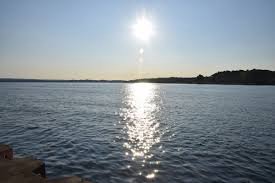 Día soleado en Nueva Zelanda con cielo azul y océano