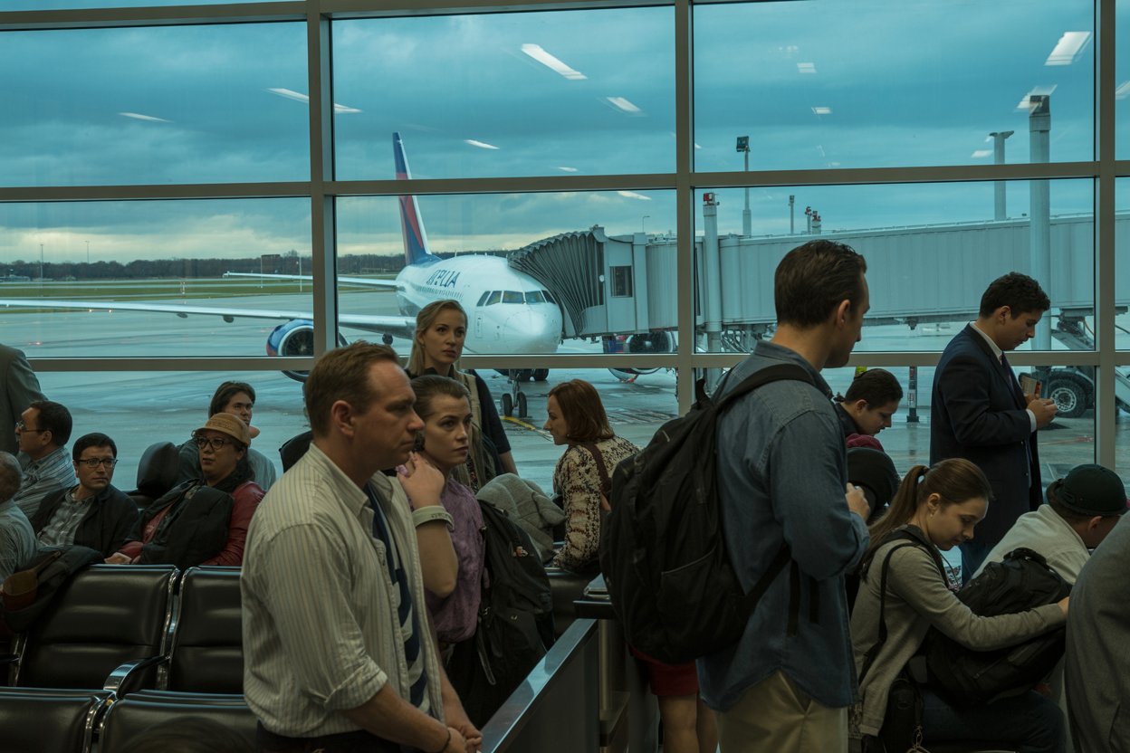 Viajeros en el interior del Aeropuerto Internacional Hartsfield-Jackson de Atlanta durante las interrupciones de vuelo