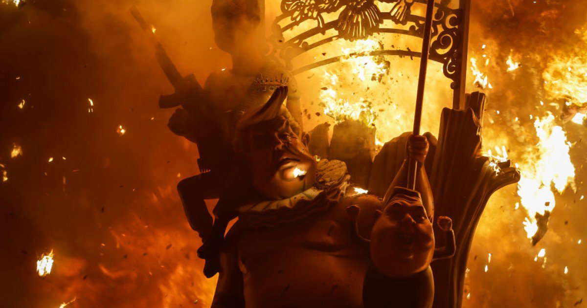 Menschenmenge auf der Plaza del Ayuntamiento in Valencia während einer Mascletà der Fallas 2026