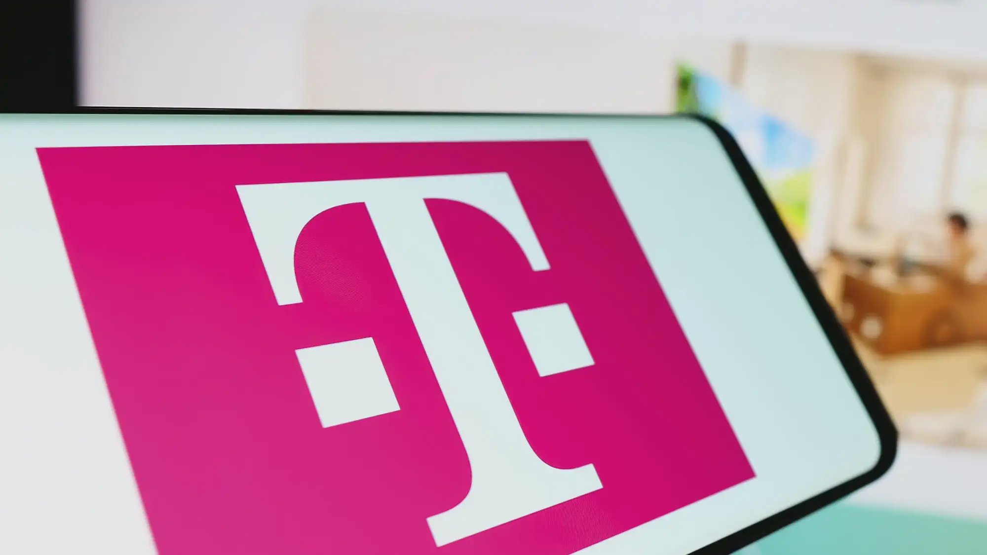 Logotipo de Telekom frente a un edificio