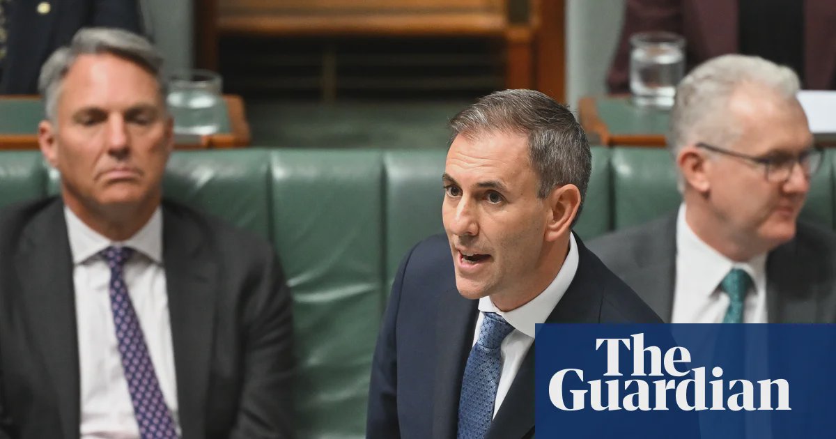 財長甘馬斯在記者會上發言