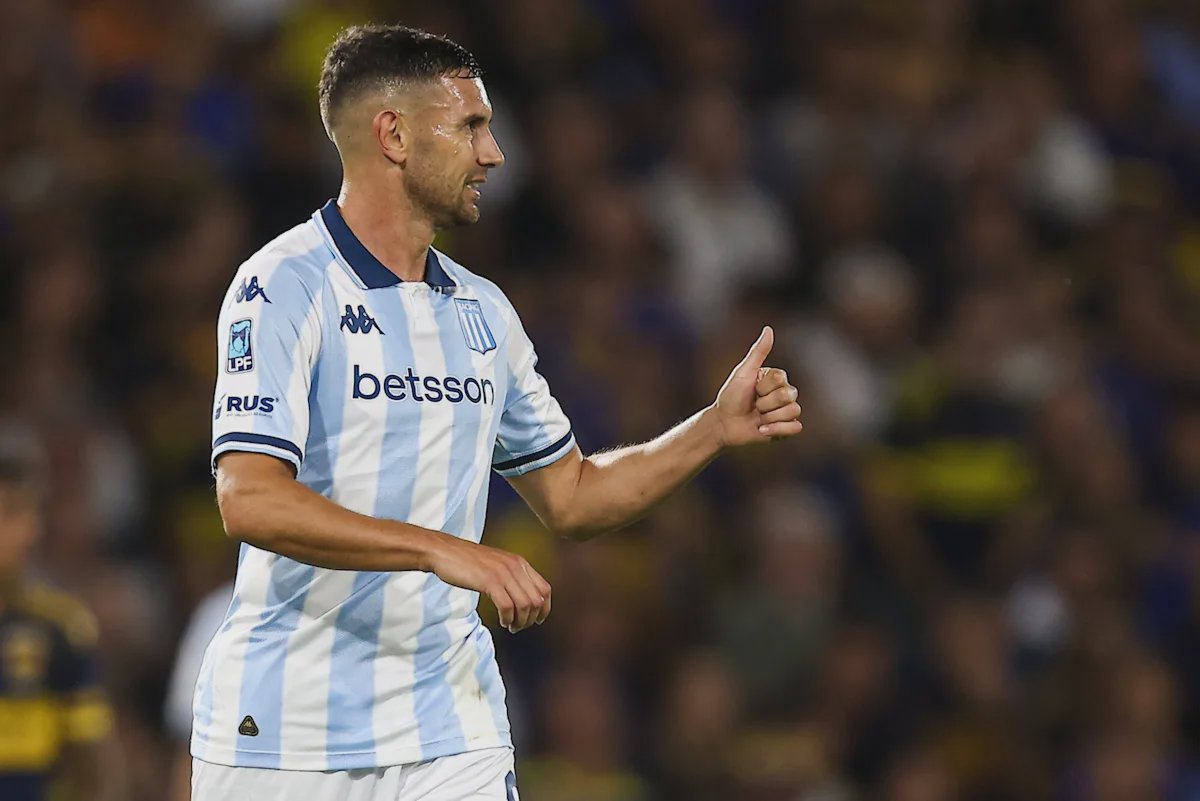 Action from the match between Racing and Estudiantes de Río Cuarto