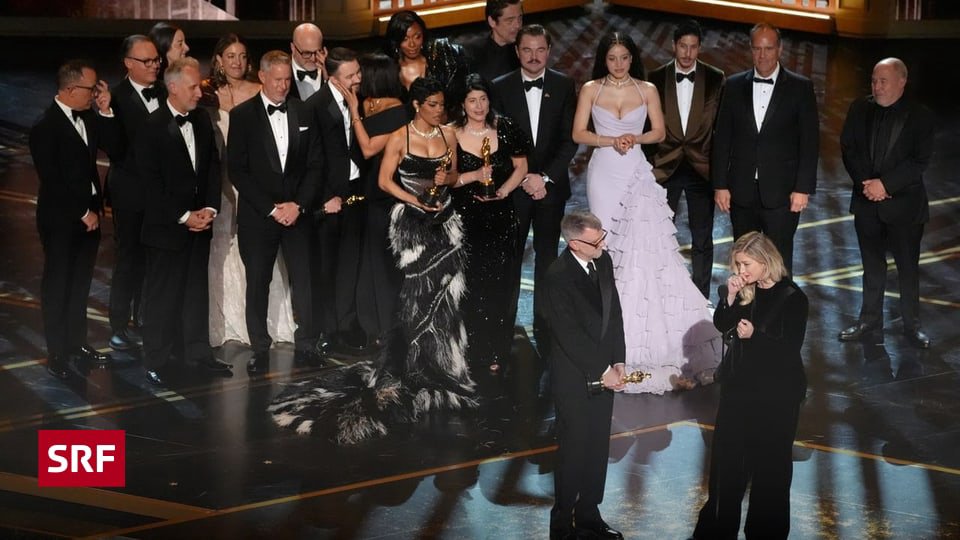 奧斯卡獎座在紅色舞台上