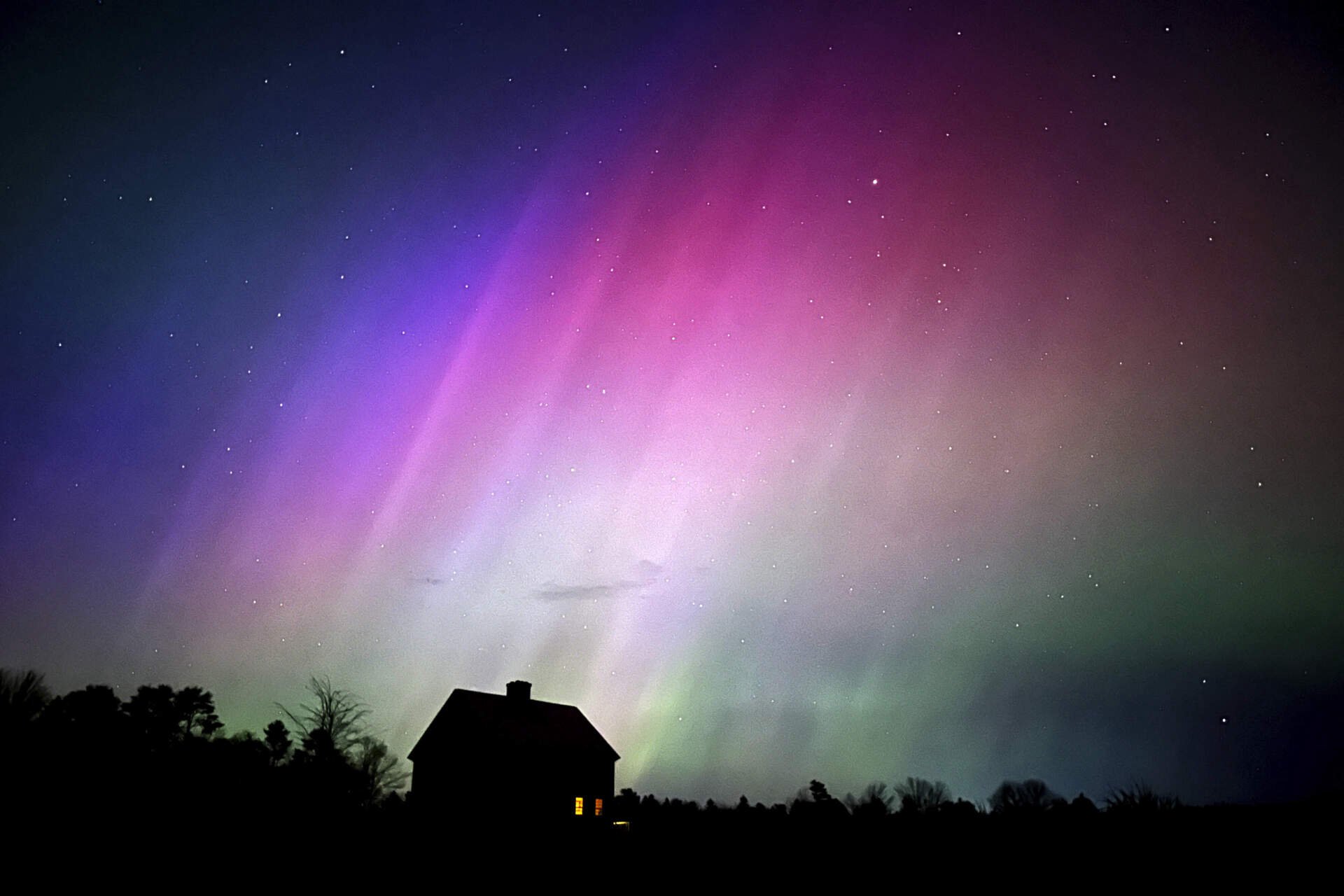 Un impresionante cortinaje de aurora boreal que se extiende por el cielo nocturno